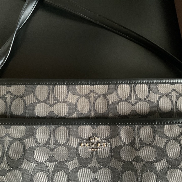 Classic COACH pre-loved cross body bag - Picture 9 of 12